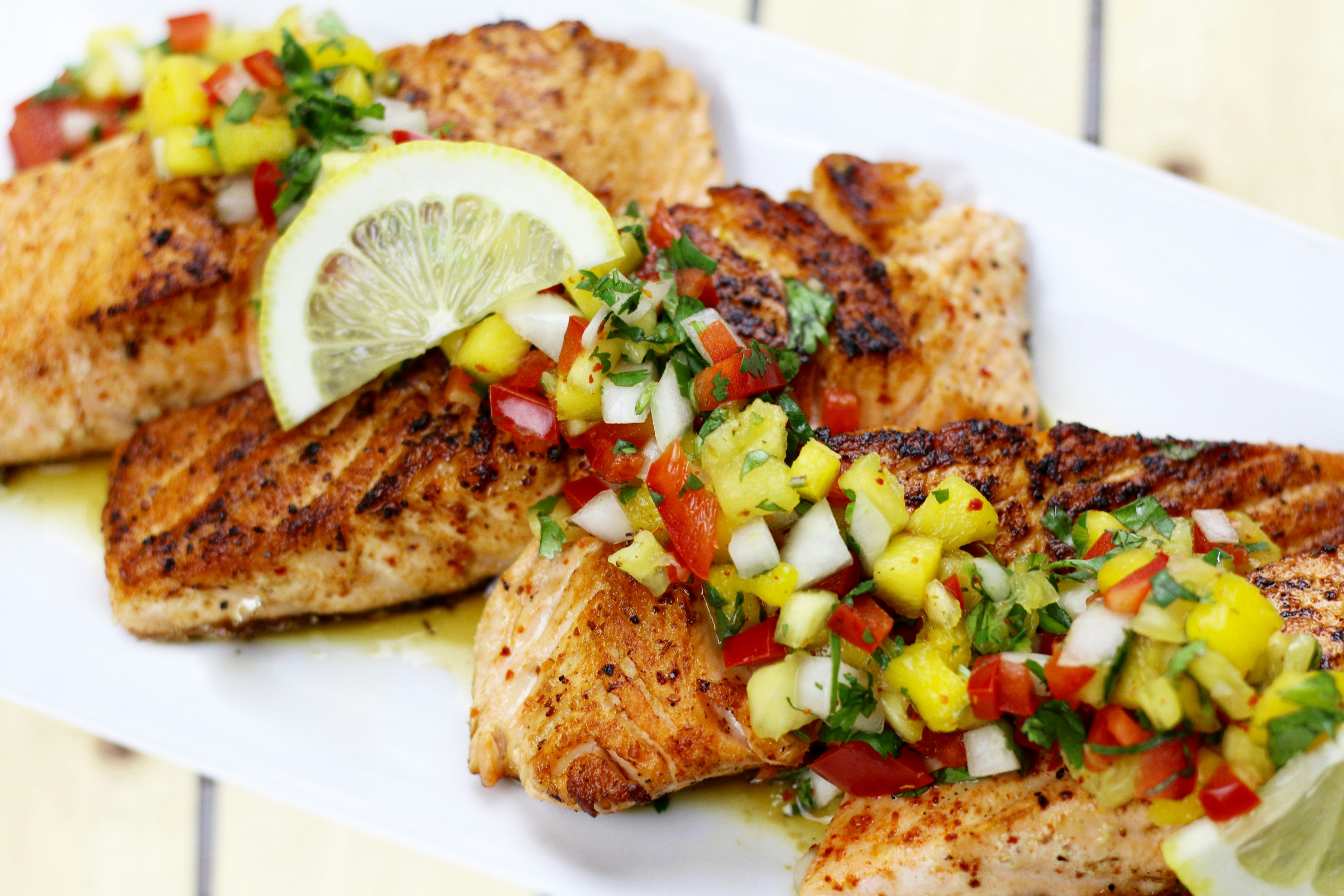 Salmón con salsa de mango y piña