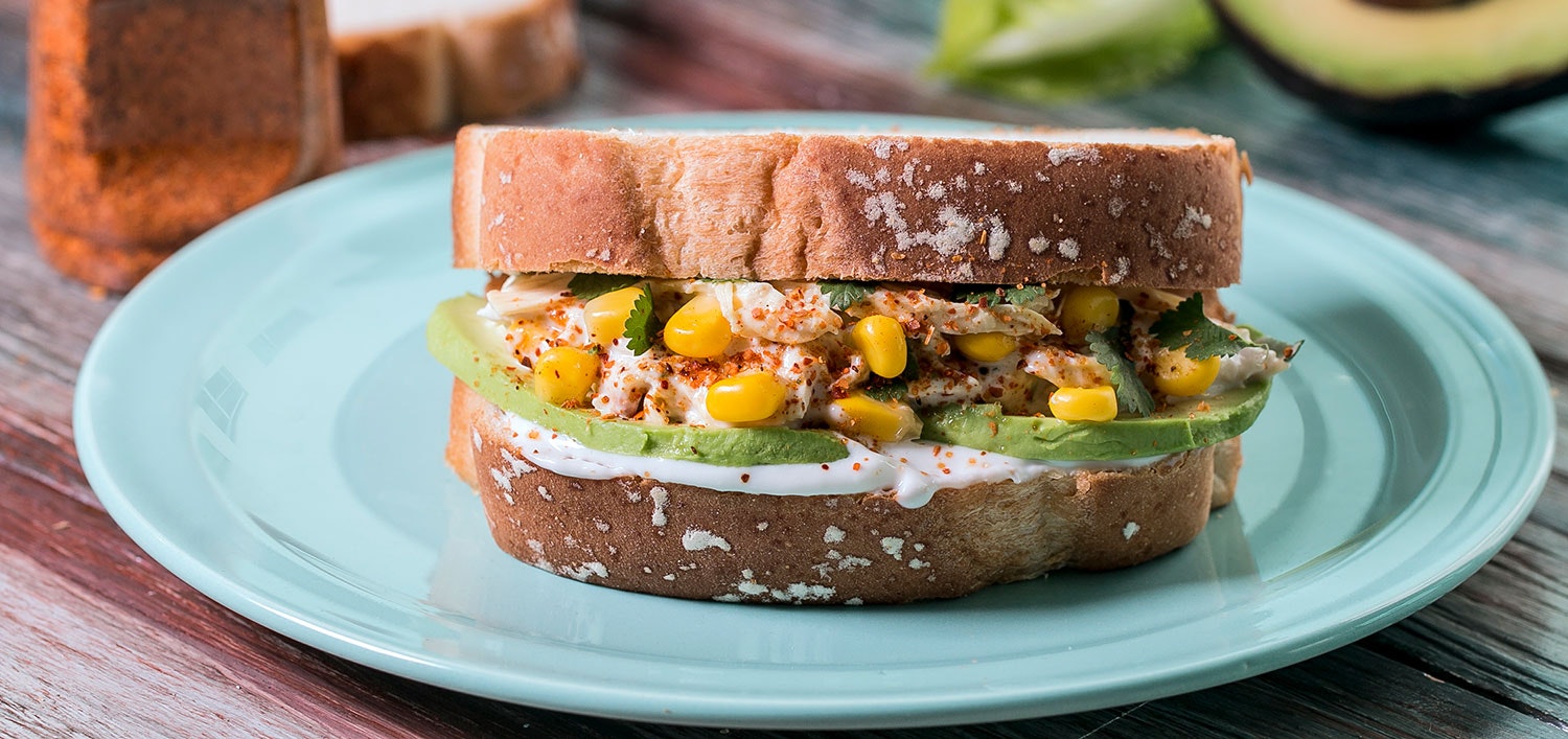 Sandwich à la salade de poulet et à l'avocat