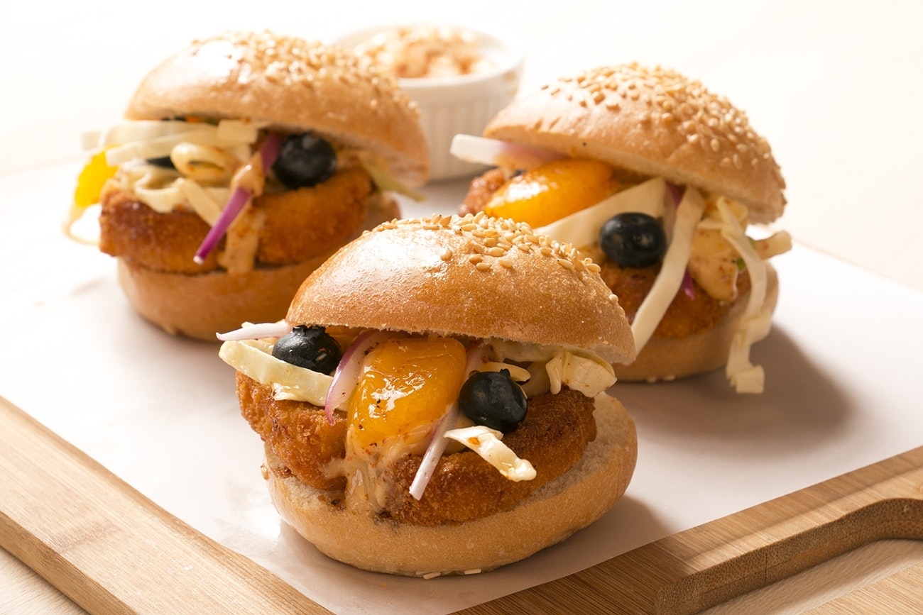 PUTEN-MINIBURGER MIT BLAUBEER-ORANGEN-SALAT