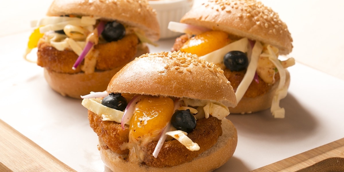 PUTEN-MINIBURGER MIT BLAUBEER-ORANGEN-SALAT