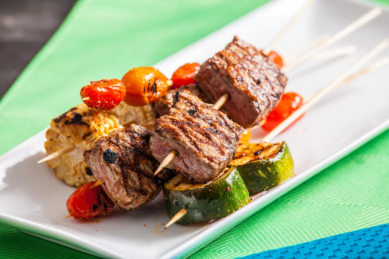BROCHETAS DE LOMO DE RES Y VEGETALES MARINADOS CON TAJÍN®