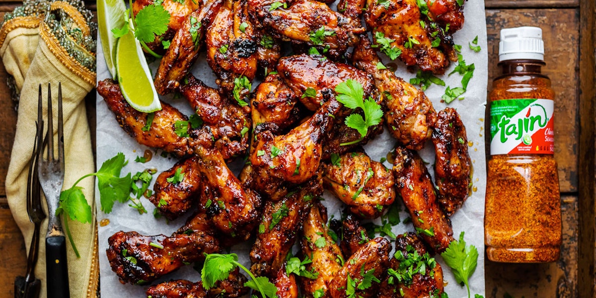 GEGRILLTE CHICKEN WINGS MIT TAJÍN® UND AHORNSIRUP