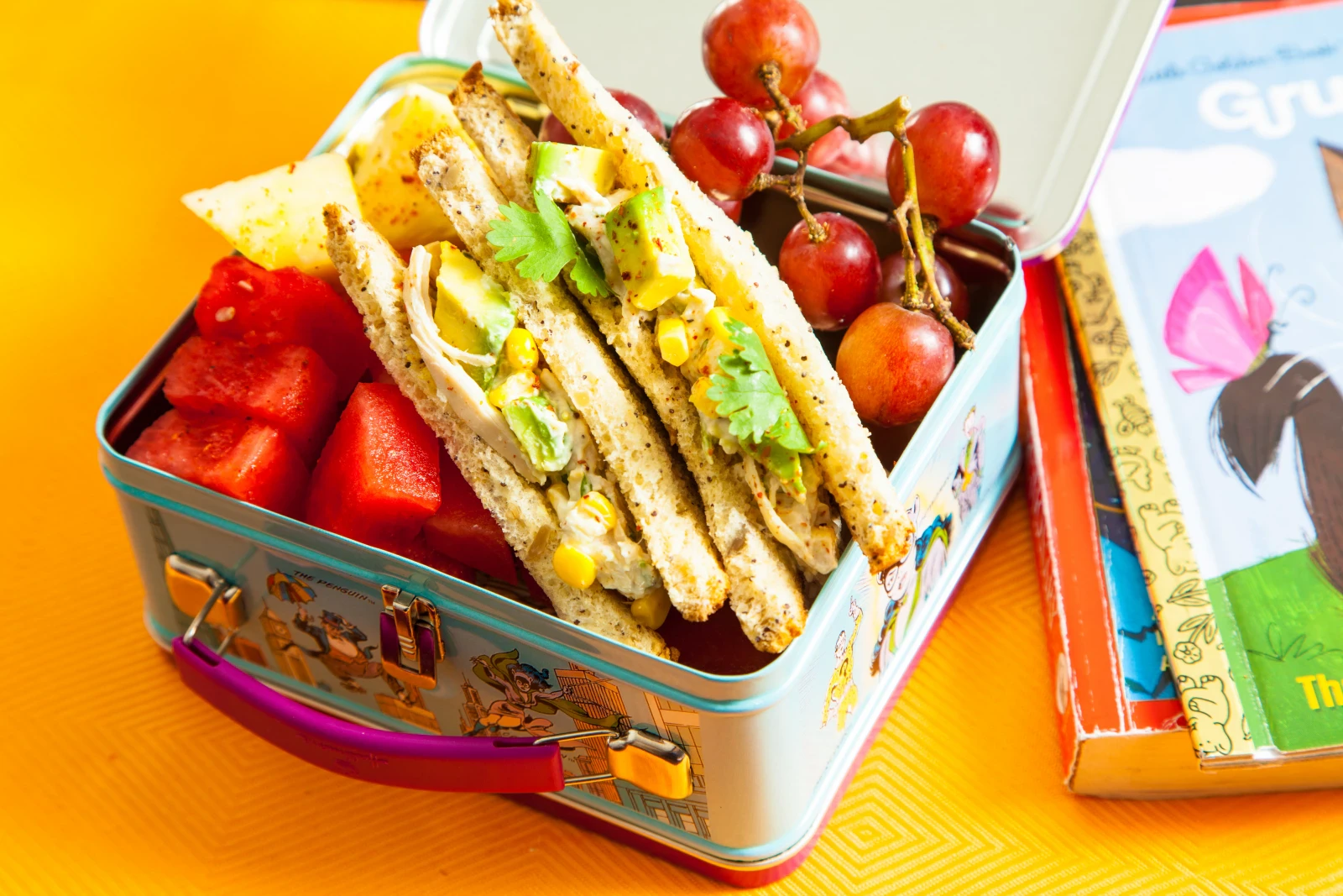 Sándwich de ensalada de pollo y aguacate